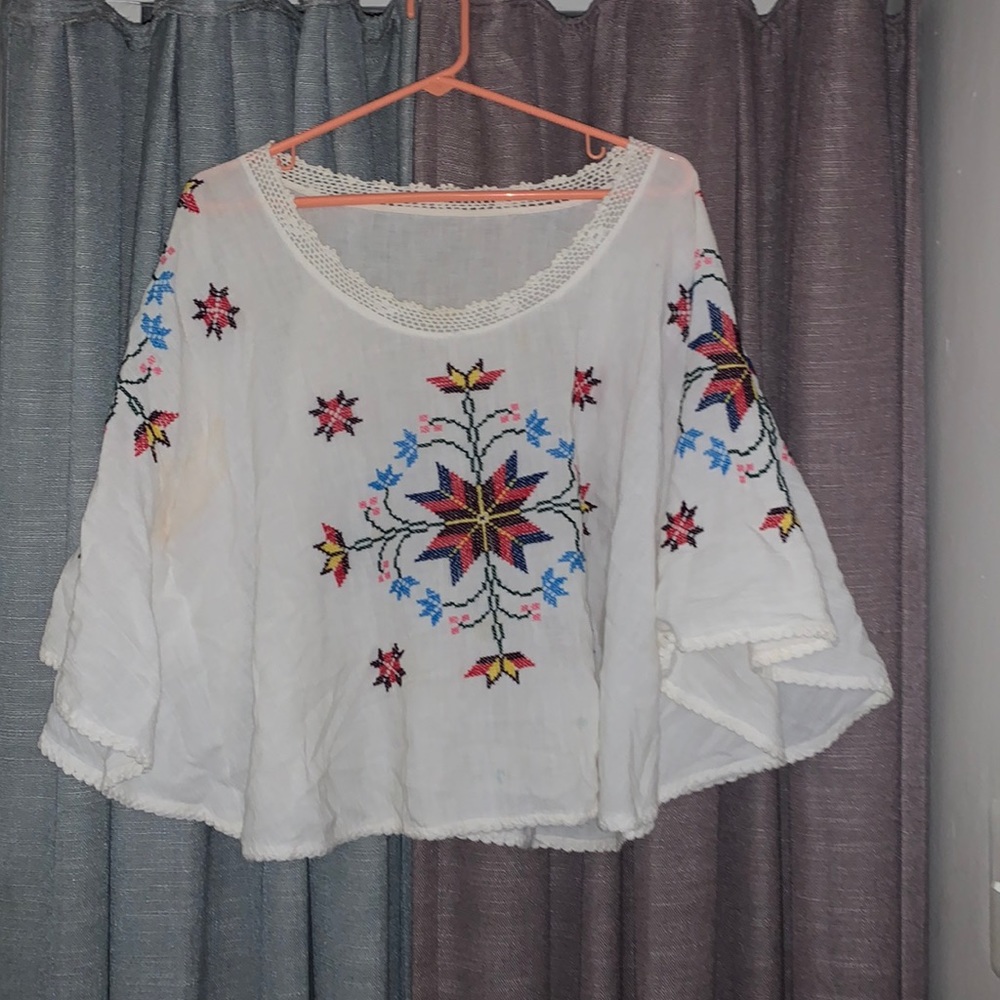 Short top with statement sleeves and prominent design